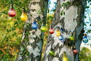 Über uns - Lichterkette im Garten