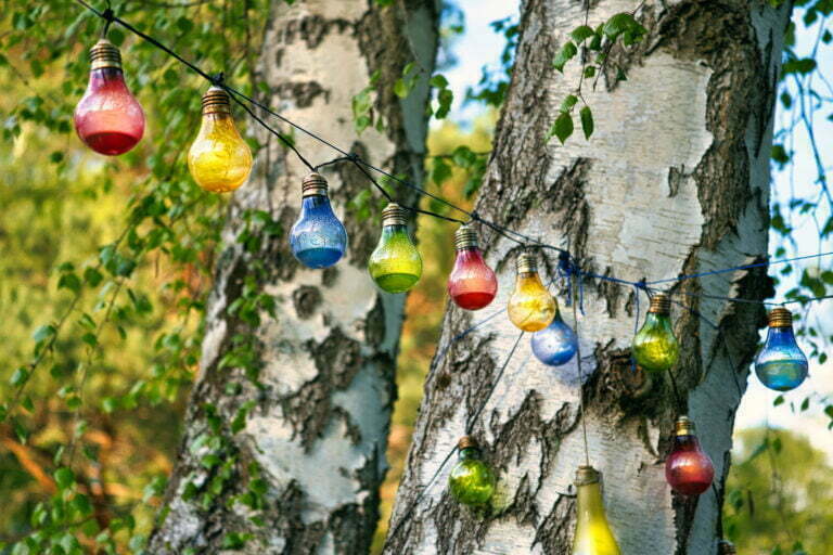 Über uns - Lichterkette im Garten