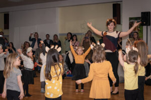 Tanzeinlage der Kindertanzgruppe TSG zu "König der Löwen" beim Benefizball 2023