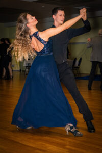 professionelles Tanzpaar im Wiener Walzer am Benefizball 2023