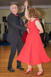 älteres tanzendes Paar am Benefizball 2023