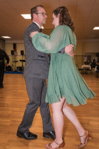 tanzendes Paar am Benefizball 2023