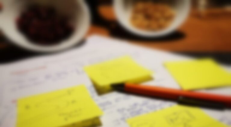 Brainstorming mit Papier und Stift
